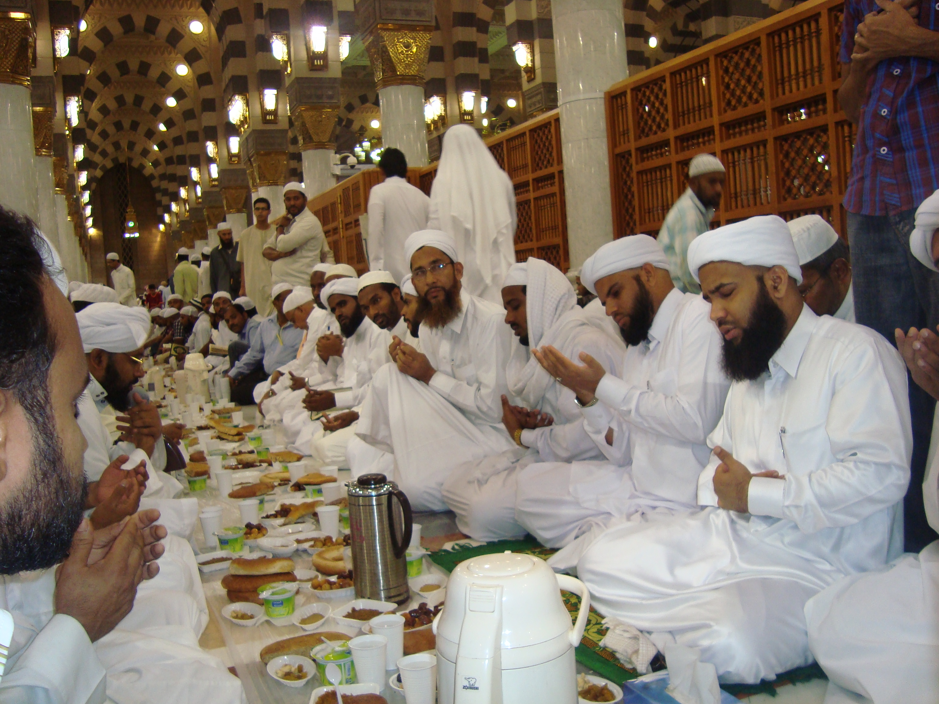 Крем во время уразы. Ифтар в мечети пророка. Ифтар что это в Исламе. Мусульманские картинки. Рамадан в ОАЭ.